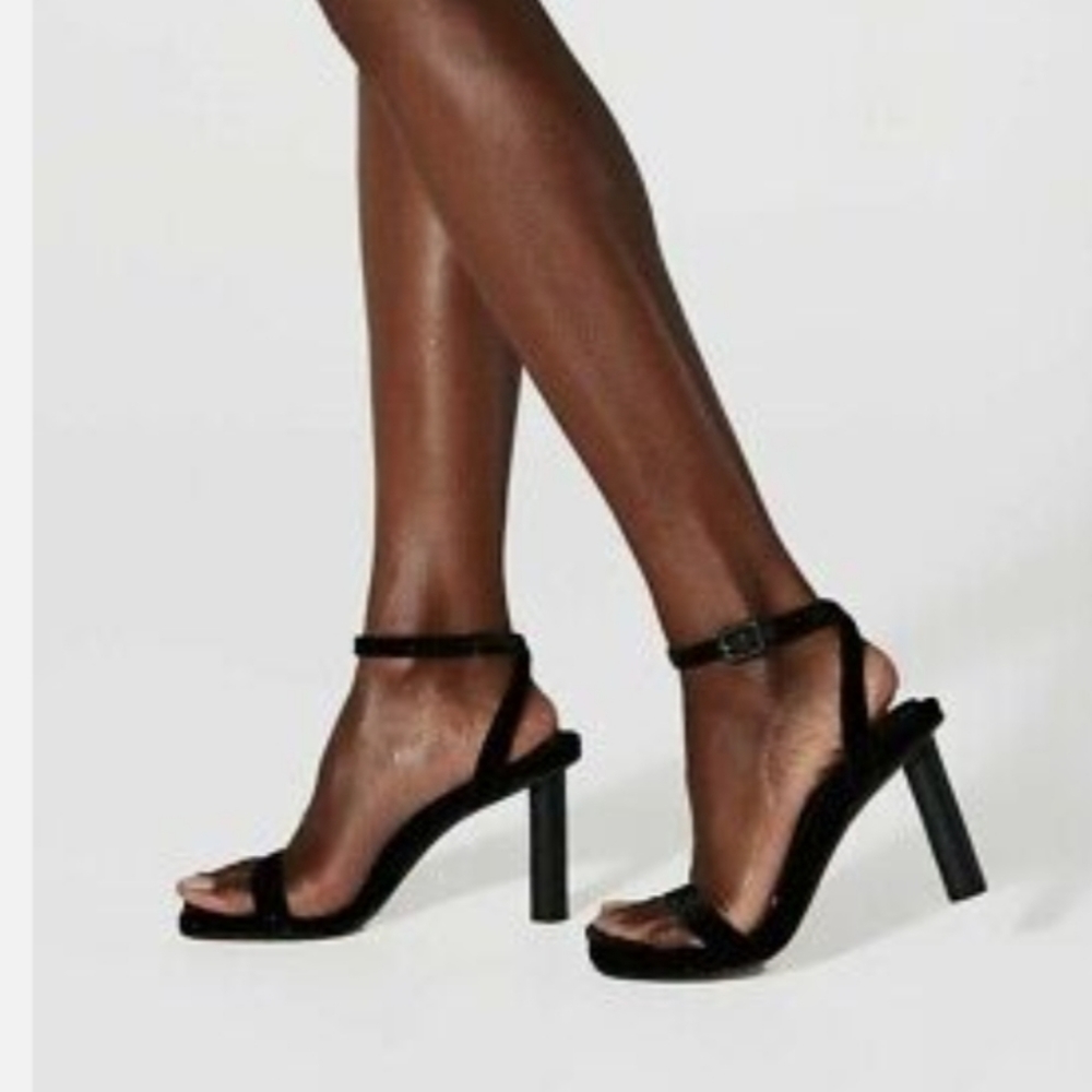 Tamara Mellon, Solar black velvet heels